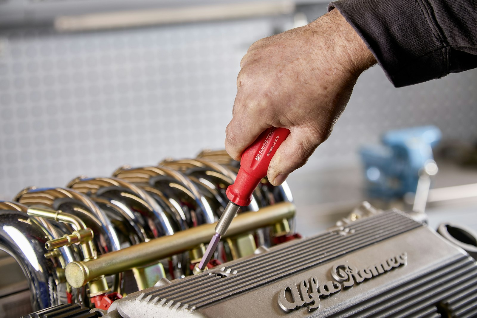 Vidange, filtres, plaquettes, bougies — chaque service suit le carnet constructeur.