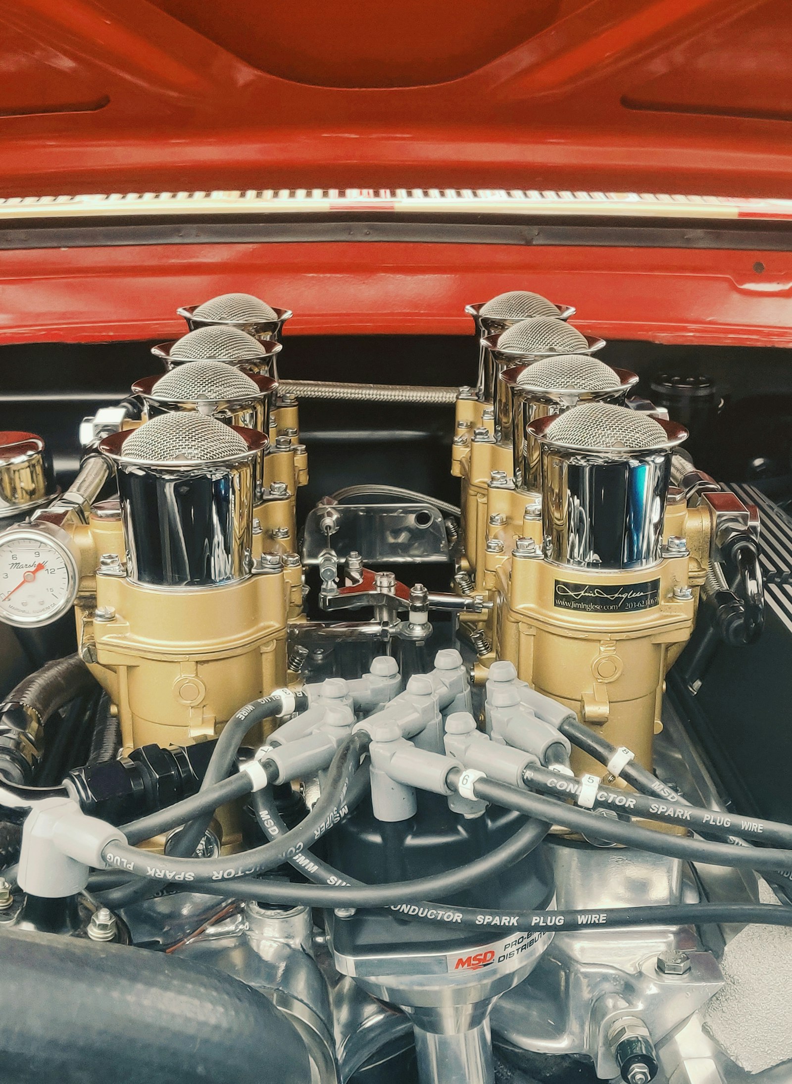 Capot ouvert sur un moteur moderne — chaque pièce, chaque connecteur nous est familier.